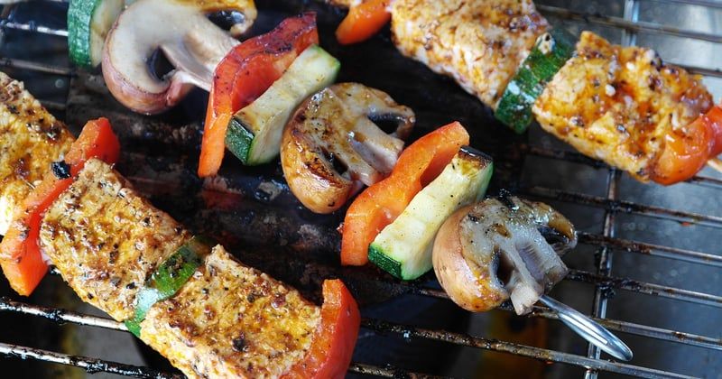 Accessoires de barbecue originaux : comparatif des indispensables et des gadgets fun