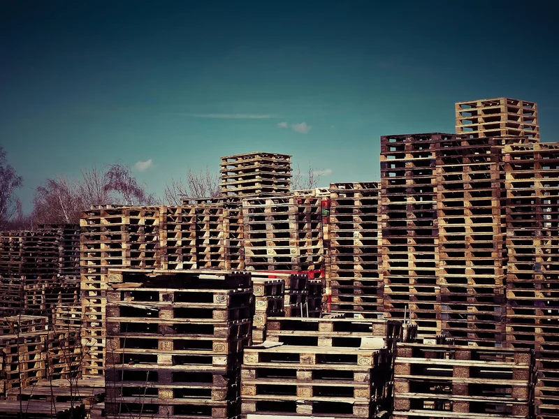 Étape 3 : Démontage des palettes et assemblage de la structure