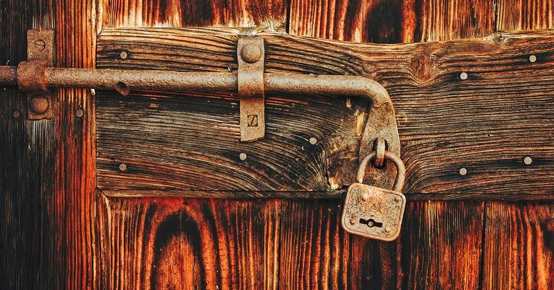 Comment ouvrir un verrou qui tourne dans le vide quand on est enfermé dehors ?