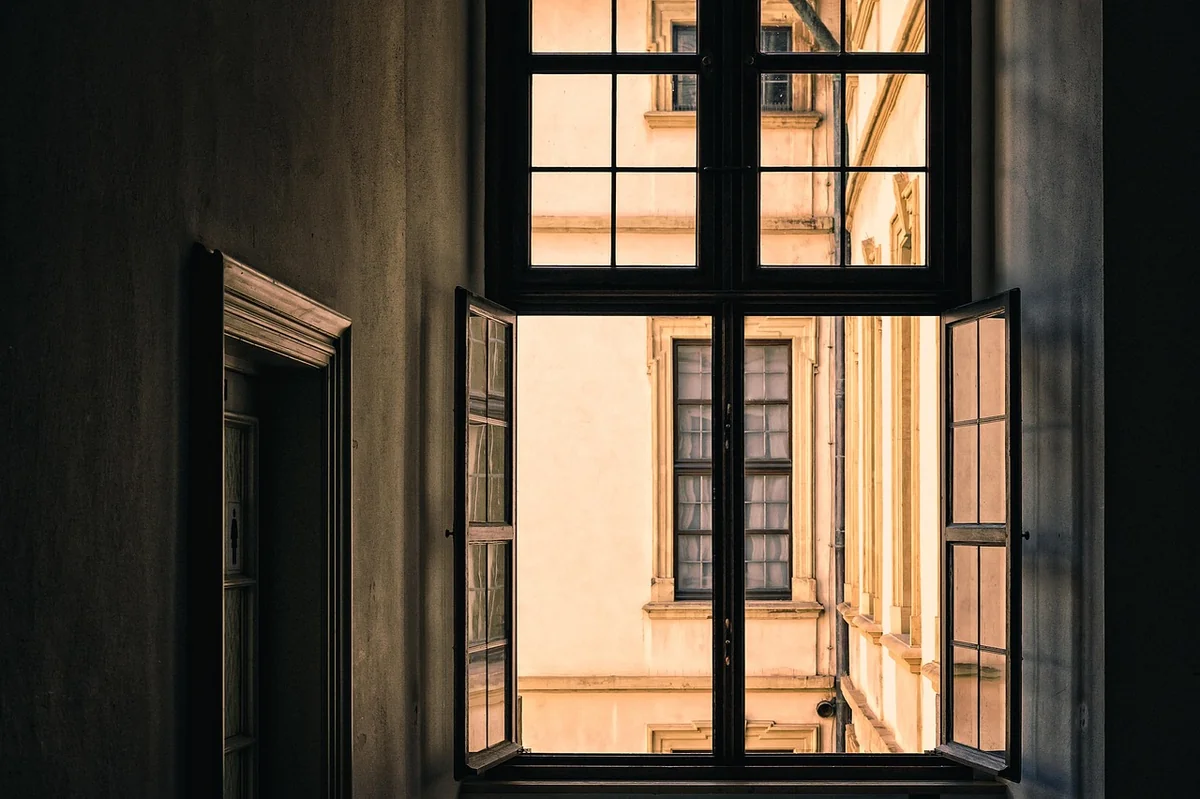 Comment fermer un escalier pour garder la chaleur : 7 solutions efficaces en 2026