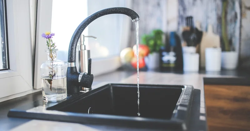 Cuisine moderne avec sol tomette : l'association qui dérange