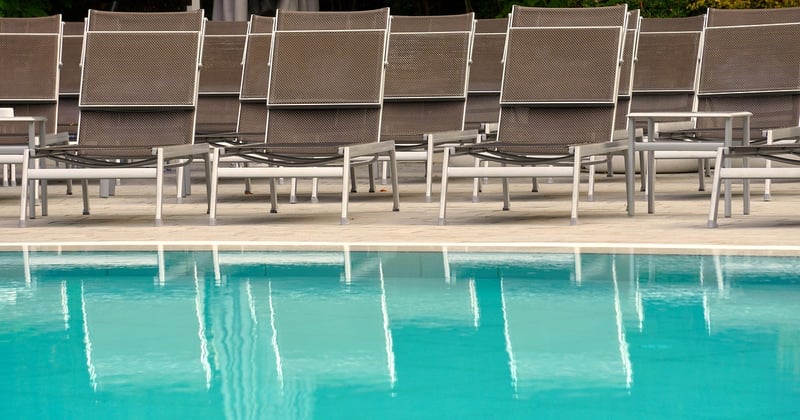 Habillage bois piscine tubulaire : transformez votre bassin en oasis