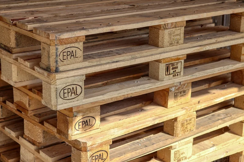Aménager un petit jardin avec des palettes de récupération : 15 idées géniales pour 2026