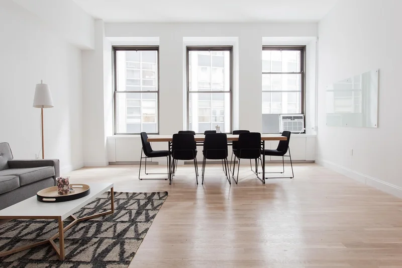 Comment poser un parquet flottant sur carrelage ancien : guide complet 2026